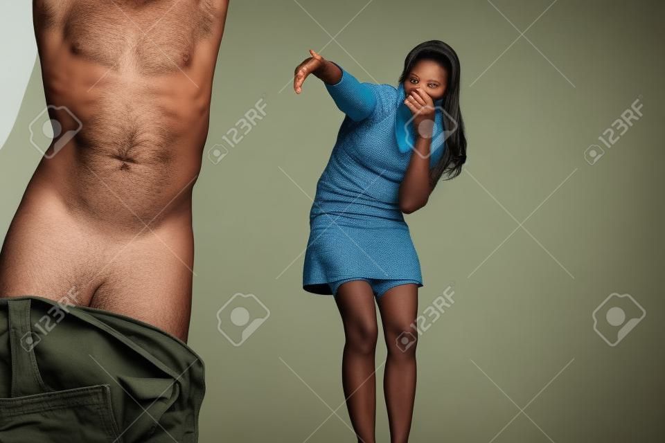 embarassed Mann mit Hose runter, während Frau macht sich über seine Männlichkeit