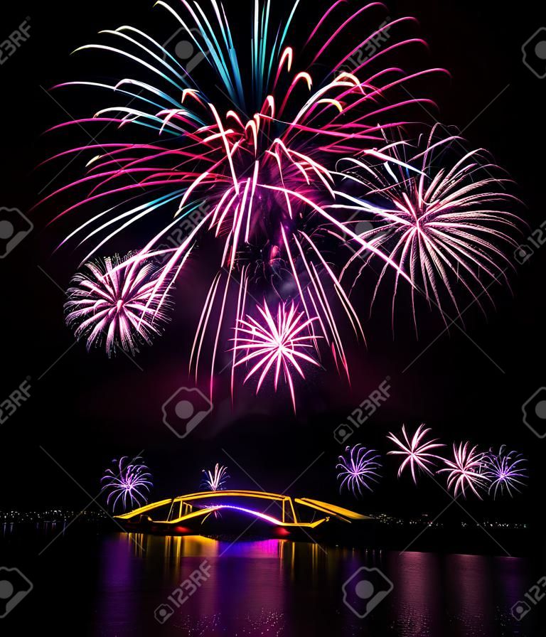 Taiwan, Internationales Feuerwerksfestival Penghu, Regenbogenbrücke, Erholungsgebiet Magong Guanyinting, Langzeitbelichtung, Neujahrskonzept