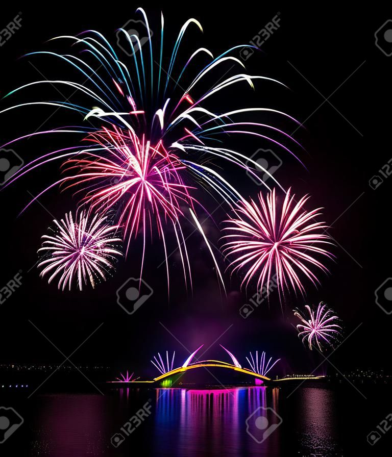 Taiwan, Internationales Feuerwerksfestival Penghu, Regenbogenbrücke, Erholungsgebiet Magong Guanyinting, Langzeitbelichtung, Neujahrskonzept