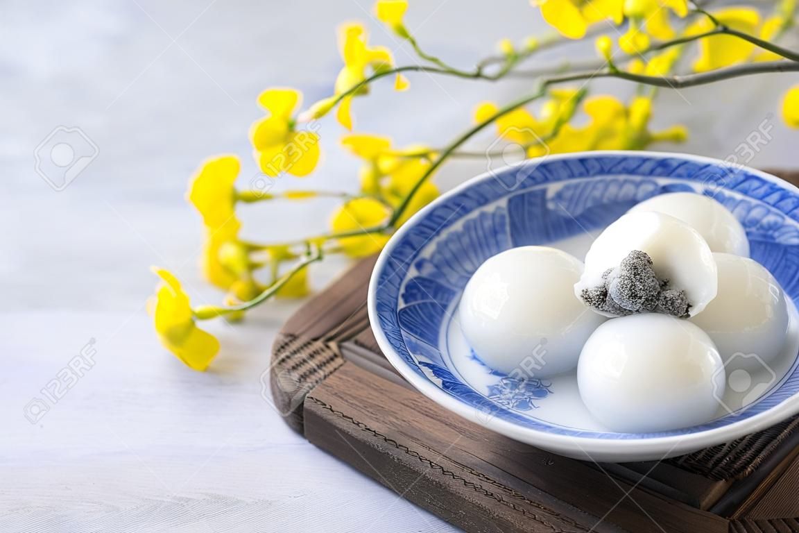 Close-up van grote tangyuan yuanxiao (glutineuze rijst knoedelballen) voor Winter Solstice festival en Chinese maan nieuwjaar voedsel
