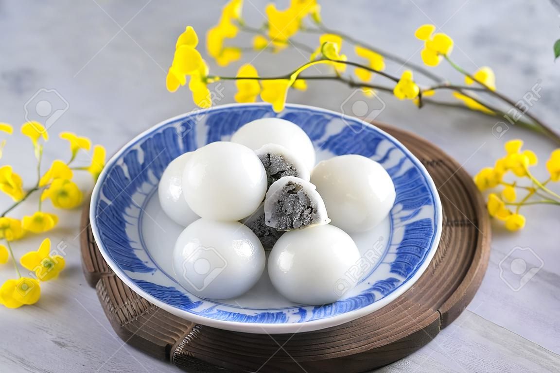 Close-up de grande tangyuan yuanxiao (bolas de bolinho de arroz glutinoso) para o festival de solstício de inverno e comida de ano novo lunar chinesa