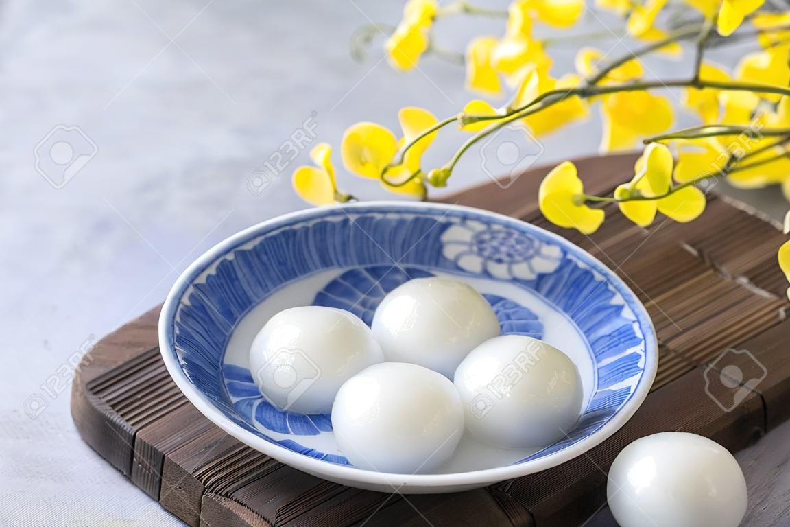 Close-up de grande tangyuan yuanxiao (bolas de bolinho de arroz glutinoso) para o festival de solstício de inverno e comida de ano novo lunar chinesa