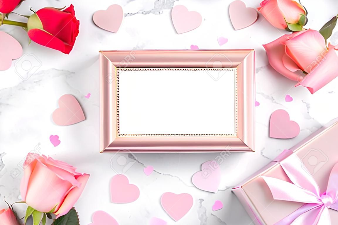Confezione regalo e fiore rosa rosa su marmo bianco sullo sfondo del tavolo per il concetto di design di saluto per le vacanze di San Valentino.