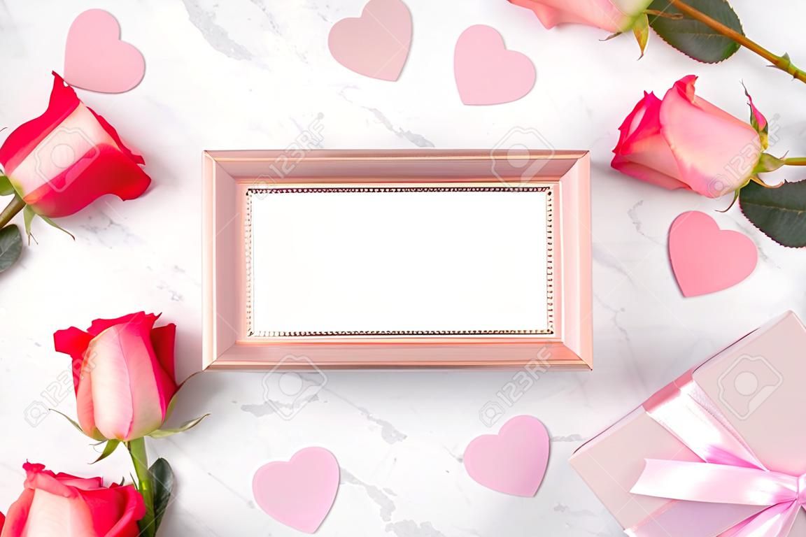 Giftbox e rosa rosa flor no fundo de mesa branca de mármore para o conceito de design de saudação de feriado do Dia dos Namorados.