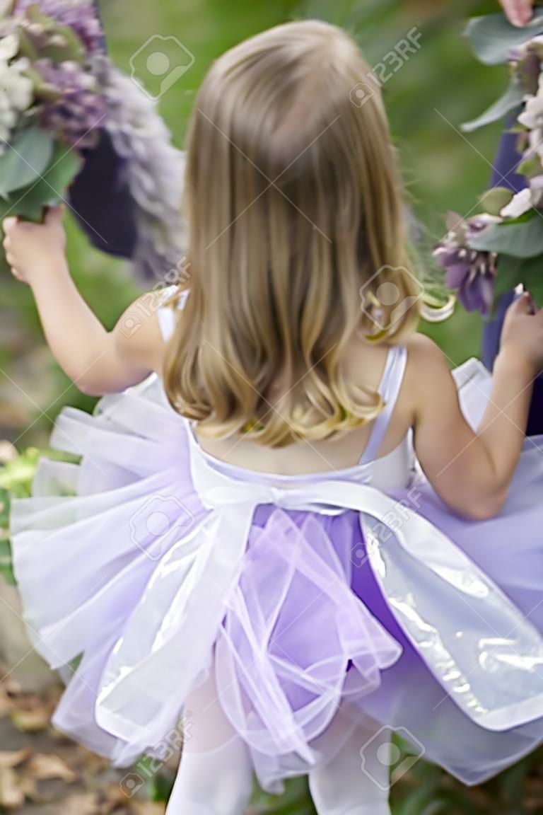 Vista trasera de una niña con un vestido de ballet