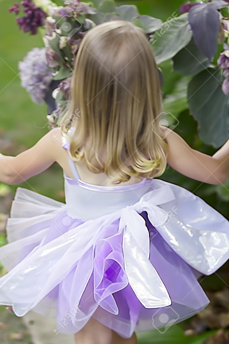 Vista trasera de una niña con un vestido de ballet