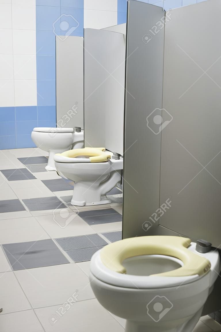 Fiúk WC-ülőke a mosdóban.