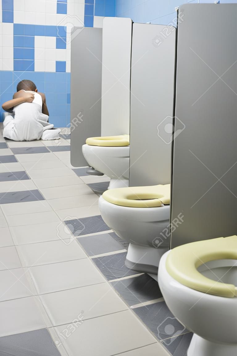 Fiúk WC-ülőke a mosdóban.