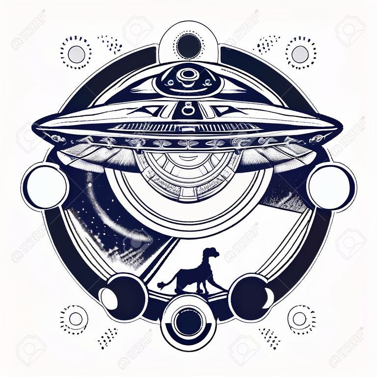 UFO und alte Ägypten Tattoo Kunst. Paläokontaktkonzept Symbol des Kontakts mit Aliens, alte Astronauten. Raumschiff über Pyramiden von Ägypten T-Shirt Design