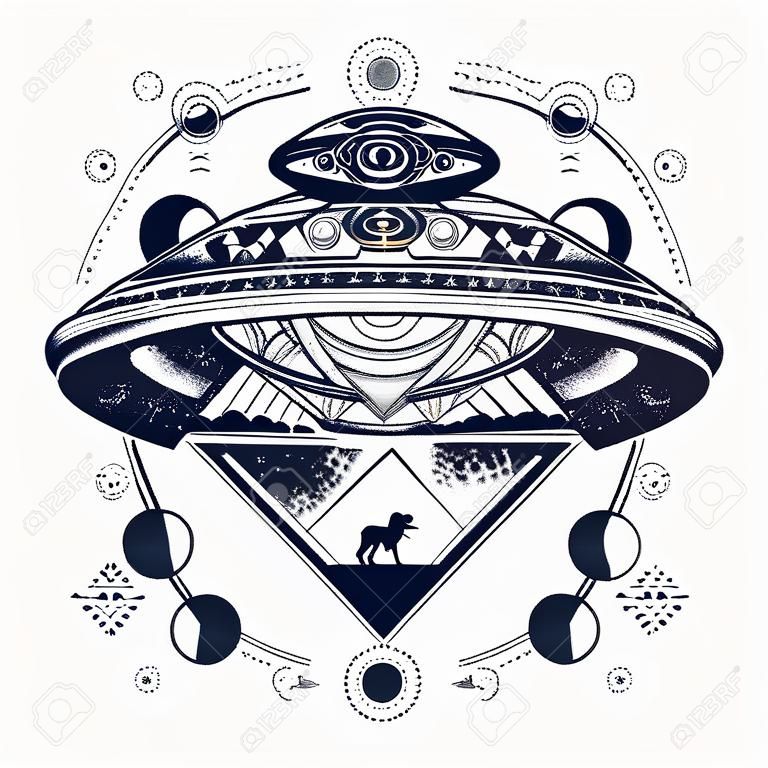UFO und alte Ägypten Tattoo Kunst. Paläokontaktkonzept Symbol des Kontakts mit Aliens, alte Astronauten. Raumschiff über Pyramiden von Ägypten T-Shirt Design