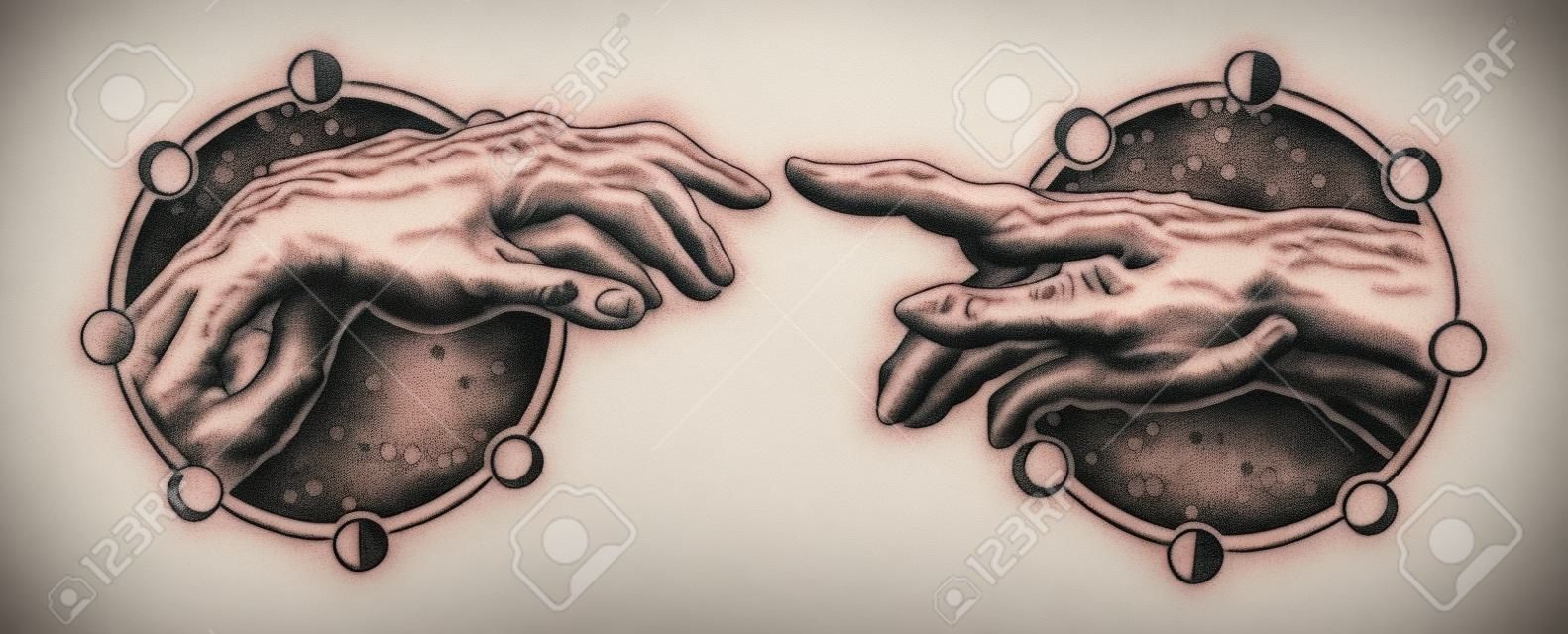 Boski dotyk Michała Anioła. Ludzkie ręce, dotykając palcami tatuaż i projekt koszulki. Renesansowy tatuaż dłoni. Bogowie i Adam, symbol duchowości, religii, związku i interakcji
