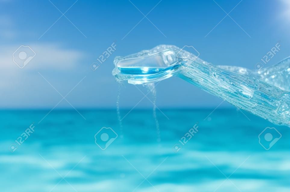 Mão cheia de água azul clara