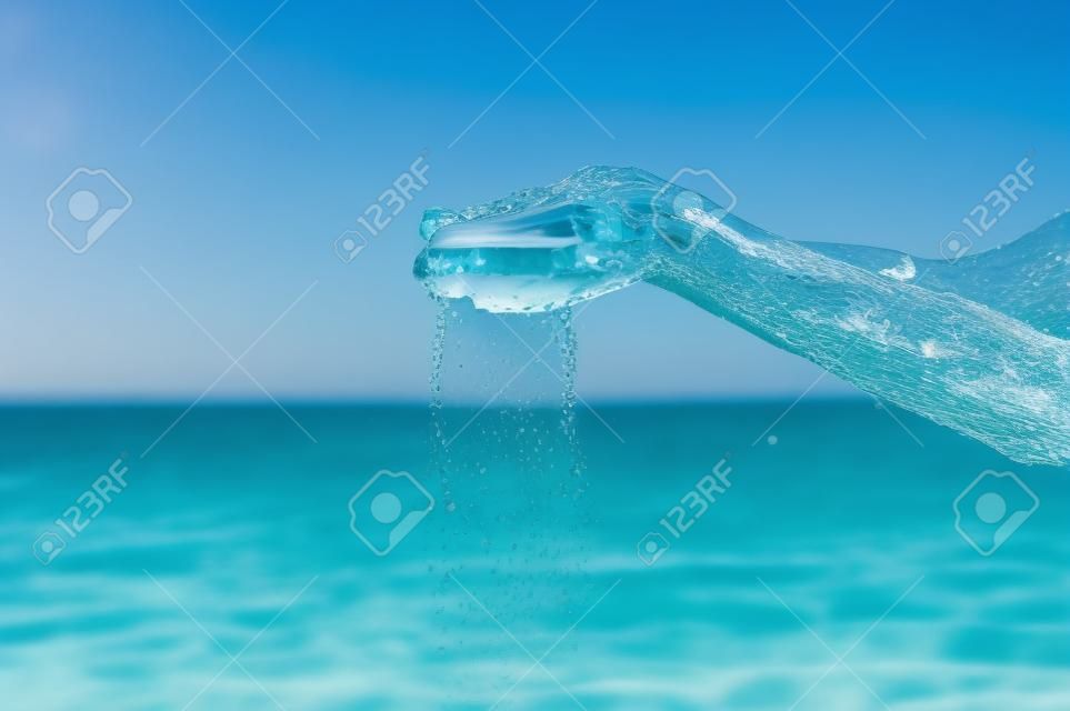 poignée d & # 39 ; eau bleue claire