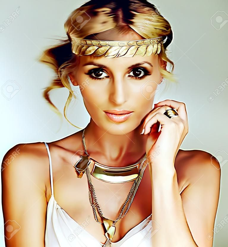 junge blonde frau, gekleidet wie altgriechische göttin, goldjuwelier