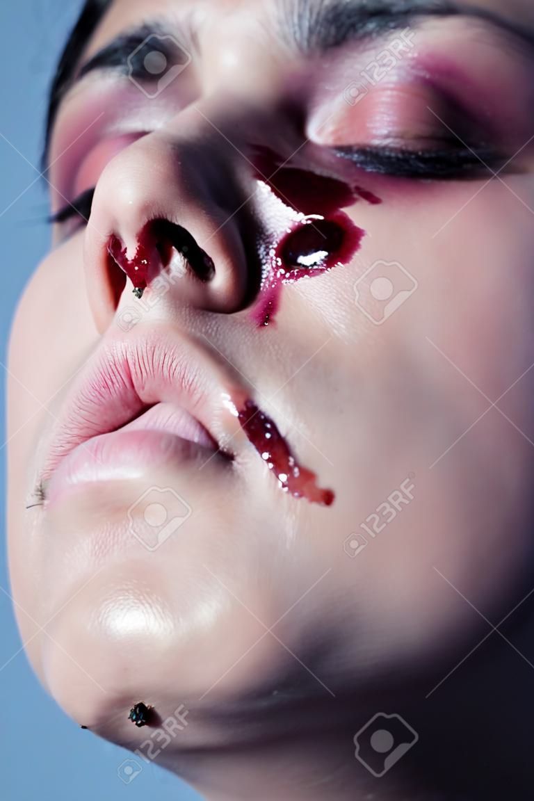problema adolescente deprimido com nariz sangrando, verdadeiro junky close up mainstream irritado conceito, estilo de vida pessoas
