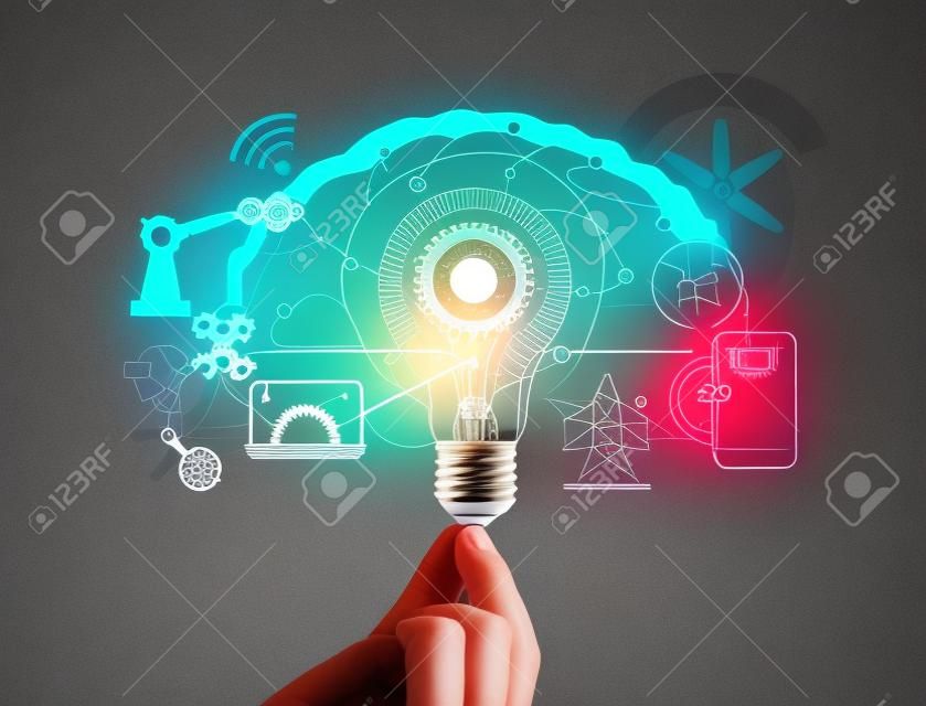 Mano che tiene la lampadina e l'ingranaggio all'interno e connessione di rete icona di innovazione sullo sfondo del cervello, tecnologia innovativa nella scienza e nel concetto industriale