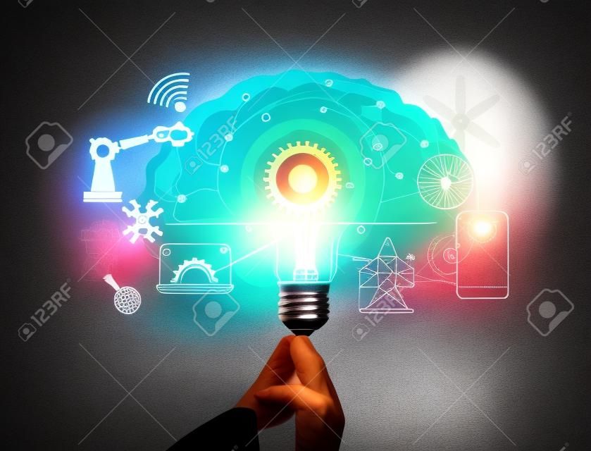脳の背景に電球と歯車の内部と技術革新アイコンネットワーク接続を手持ち、科学と産業の概念における革新的な技術