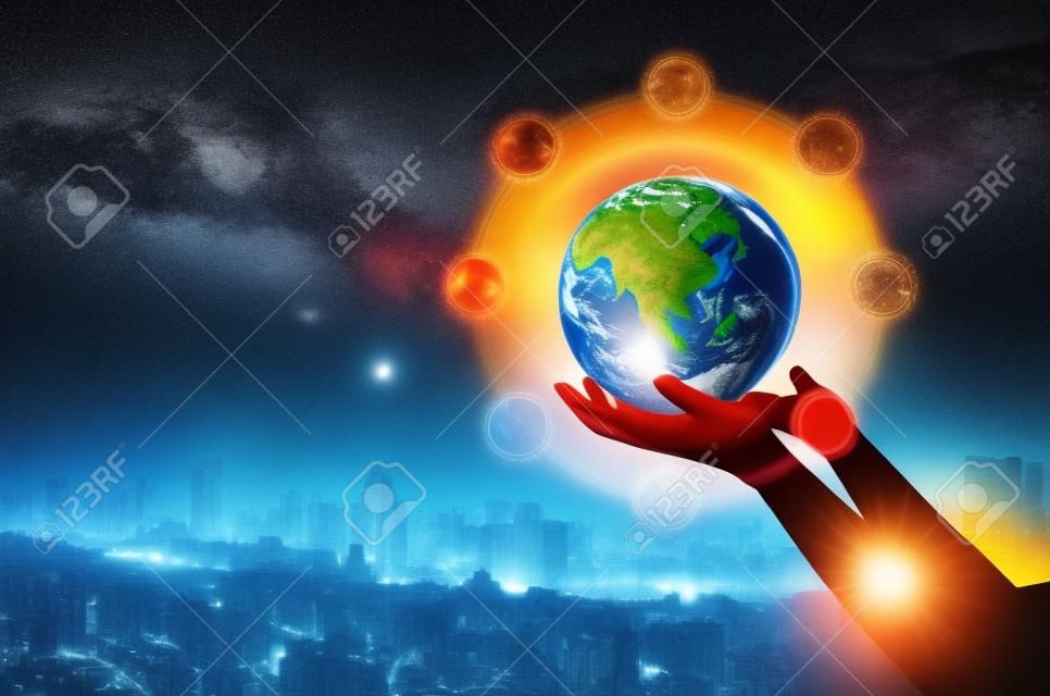 Die Erde in der Nacht hielt in menschlichen Händen mit Energieressourcen-Symbol auf Stadthintergrund. Tag der Erde. Energiesparkonzept.