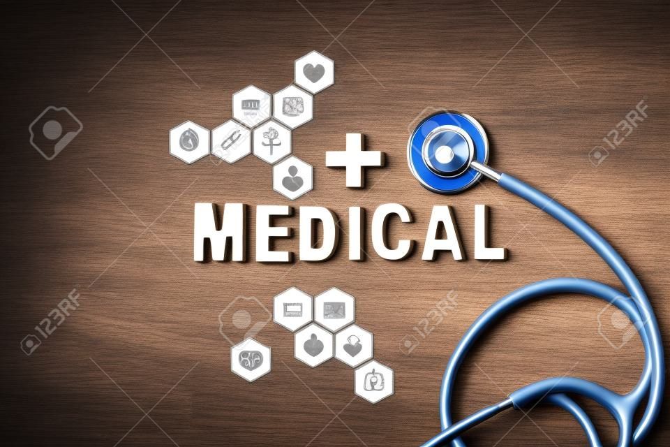Concetto medico e sanitario, stetoscopio e parola in legno medica con icona sanitaria e medicina per ospedale e assicurazione sanitaria.