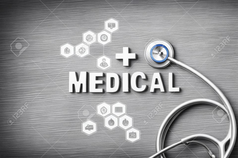 Medizin- und Gesundheitskonzept, Stethoskop und Holzwort medizinisch mit Gesundheitssymbol und Medizin für Krankenhaus und Krankenversicherung.