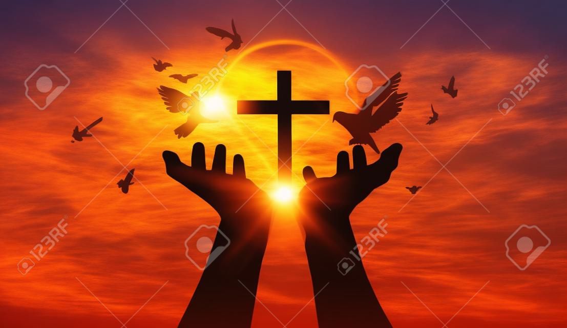 Człowiek ręce dłońmi do góry modląc się i kult krzyża, eucharystyczna terapia błogosław pomoc bogu, nadzieję i wiarę, koncepcja religii chrześcijańskiej na tle zachodu słońca.