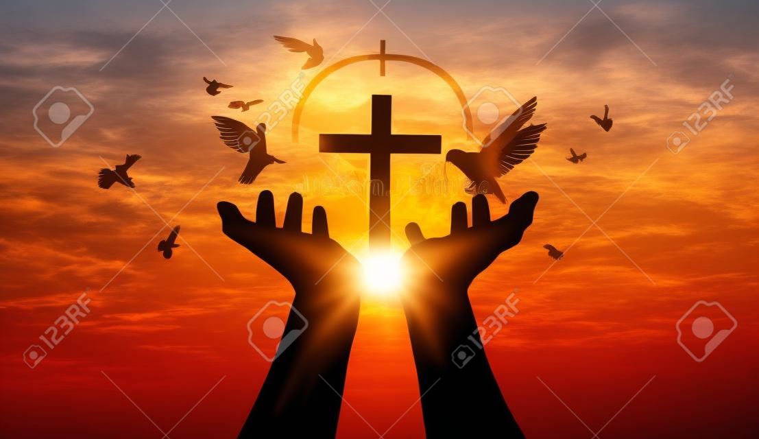 Człowiek ręce dłońmi do góry modląc się i kult krzyża, eucharystyczna terapia błogosław pomoc bogu, nadzieję i wiarę, koncepcja religii chrześcijańskiej na tle zachodu słońca.