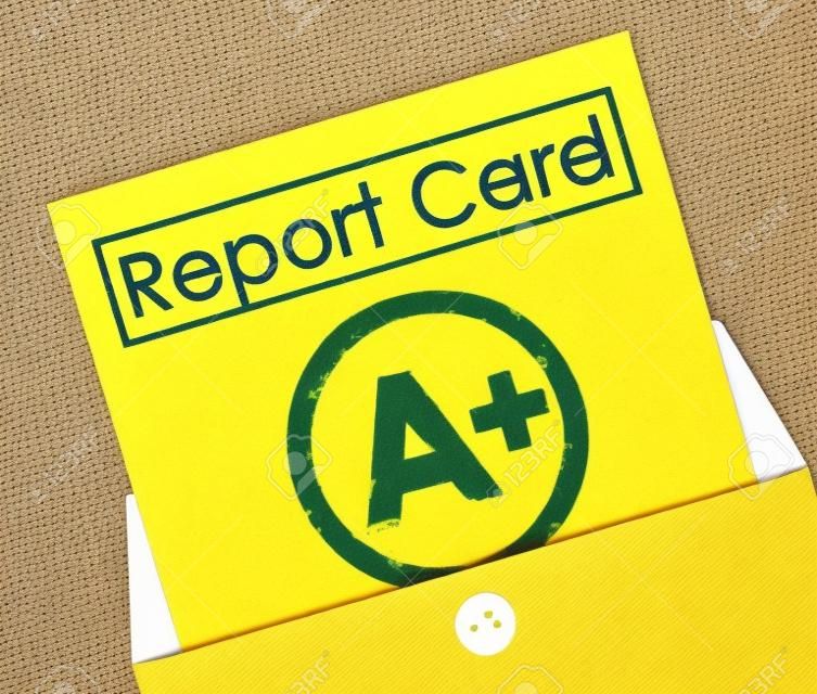 Report Card con A + o più impresso su di essa all'interno di una busta gialla per mostrare i risultati, punteggio, evlatuion, valutazione o una recensione per una classe o corso