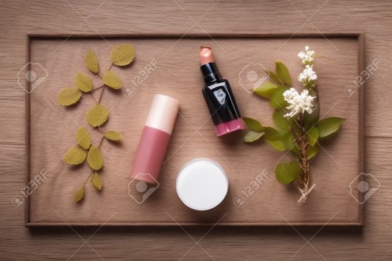 Cosmétiques biologiques naturels : sérum, crème, masque sur fond de bois avec des fleurs. concept de soins de la peau
