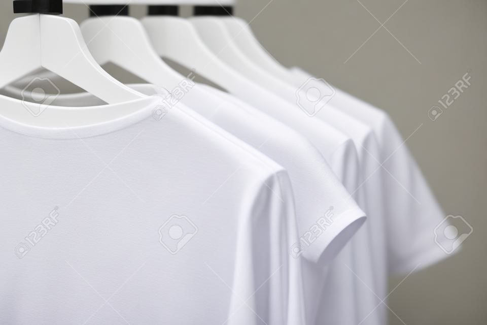 Set van rij vrouwelijke kleding op witte hangers. Winkelconcept.