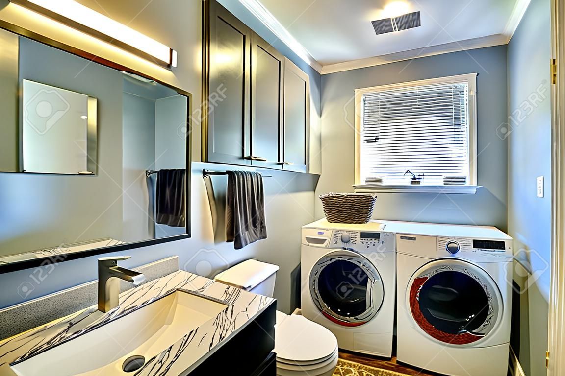 Pequeño cuarto de baño ideal con lavadora y secadora.
