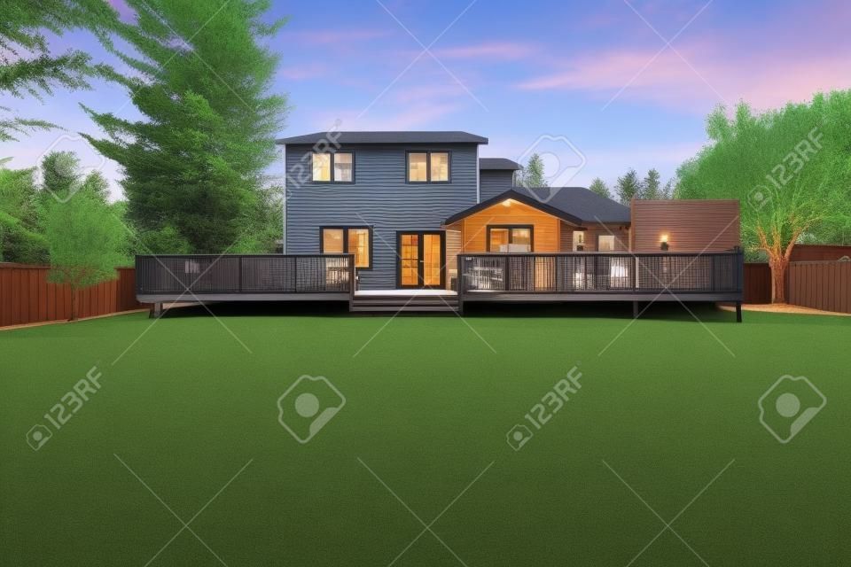 Hinterhof Haus außen mit großen Holzterrasse mit Terrassenbereich und einer angeschlossenen Pergola. Northwest, USA
