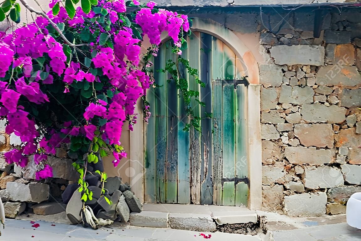 古い木製のドアとブーゲンビリアとクレタ島