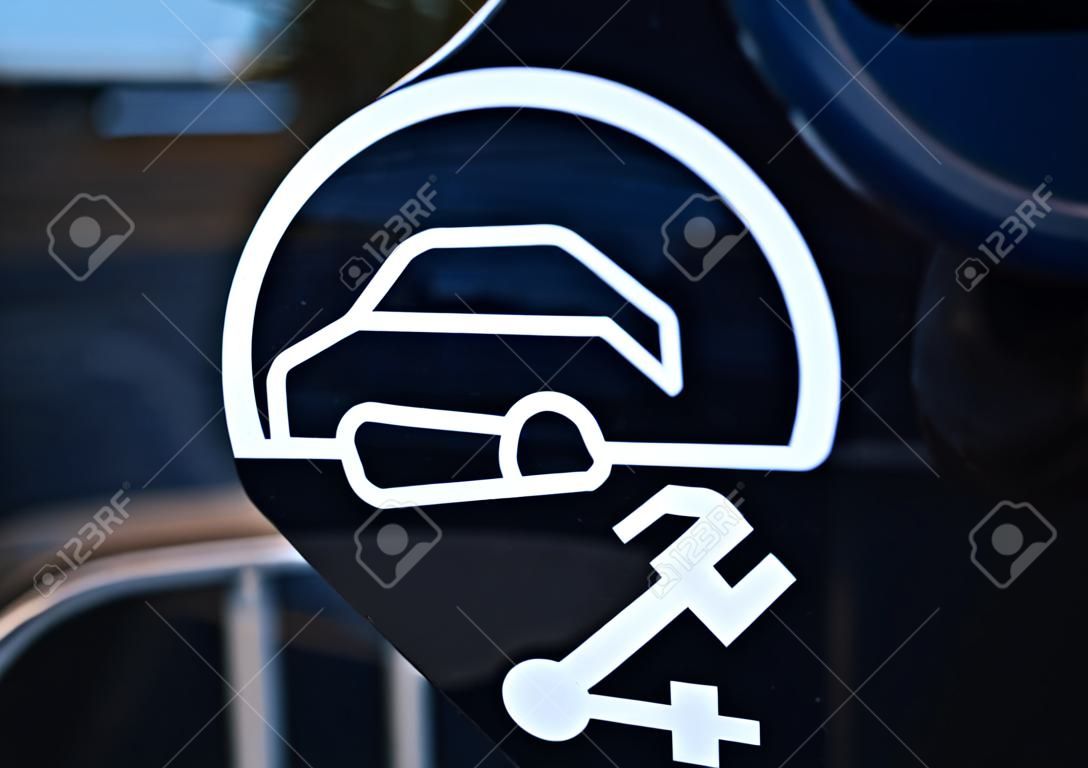 Zeichen für Parkplätze für Elektrofahrzeuge in der Stadt