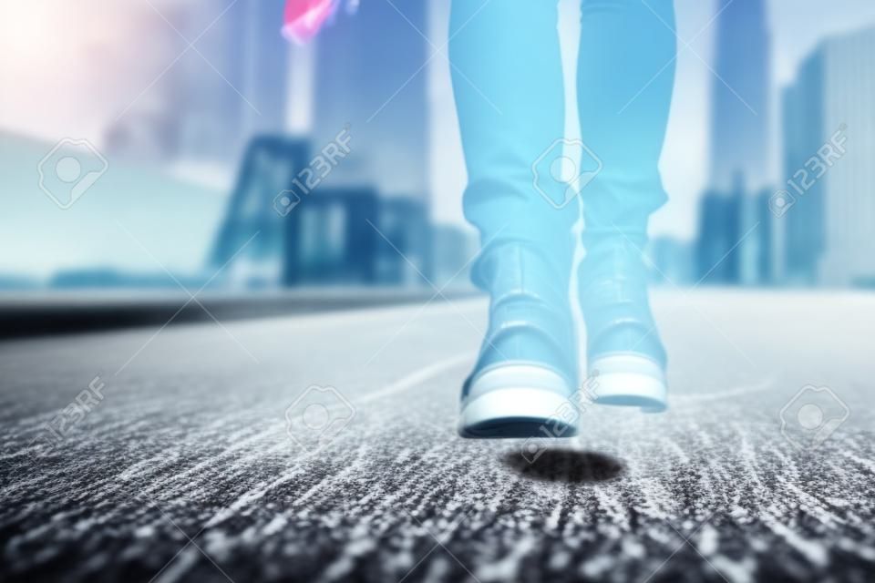 Une femme d'affaires marche sur la route et commence à réussir par IA générative