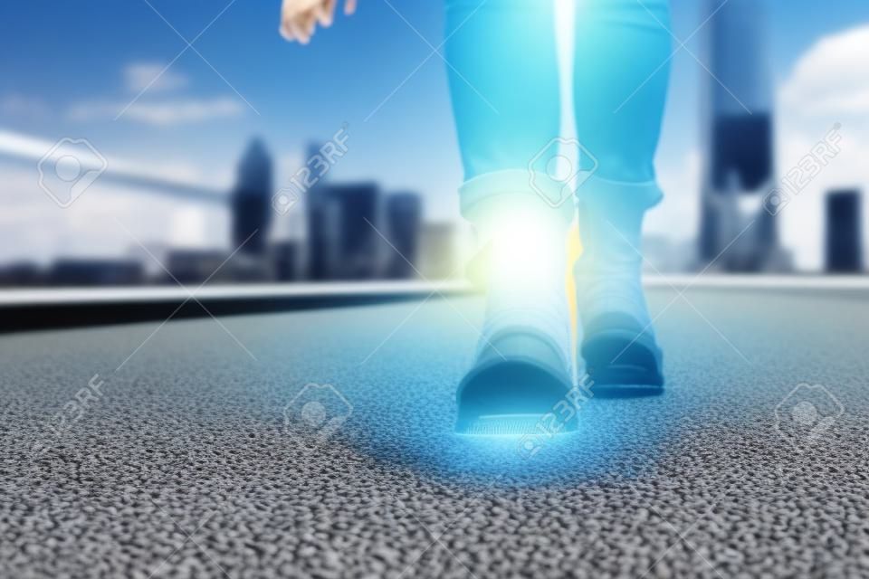 Une femme d'affaires marche sur la route et commence à réussir par IA générative