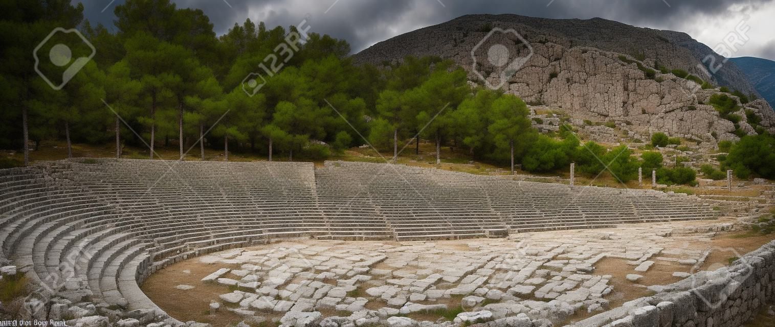 델파이, 그리스. 델파이 경기장은 델파이 고고학 유적지에서 가장 높은 곳에 자리 잡고 있습니다.