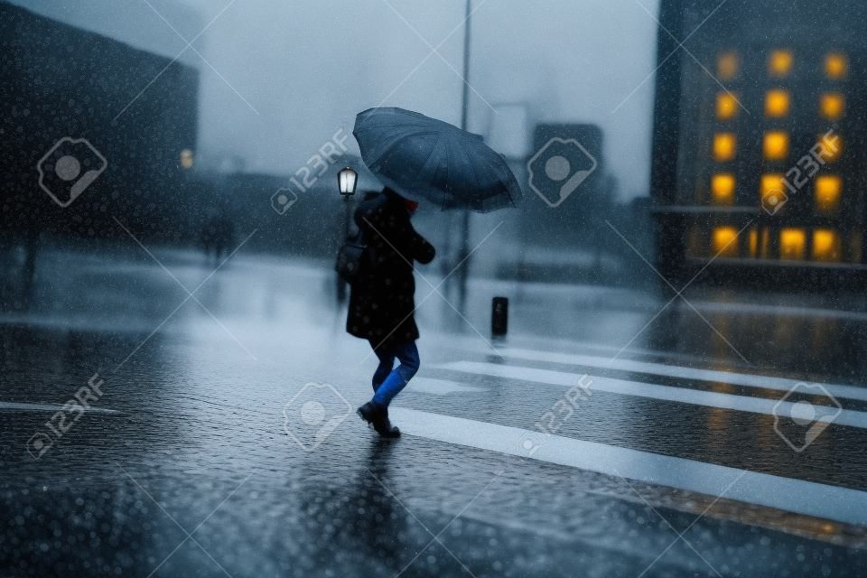 pedestre com um guarda-chuva nos dias chuvosos na cidade de Bilbao, país do basque, espanha
