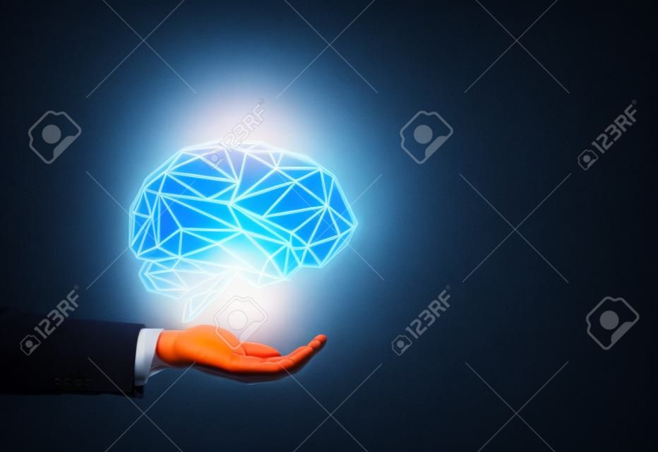 Ideia lateral da mão do homem de negócios que guarda um holograma azul do cérebro que brilha com uma luz alaranjada perto de uma parede azul escuro. Brincar
