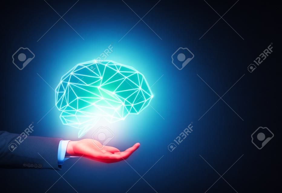 Ideia lateral da mão do homem de negócios que guarda um holograma azul do cérebro que brilha com uma luz alaranjada perto de uma parede azul escuro. Brincar