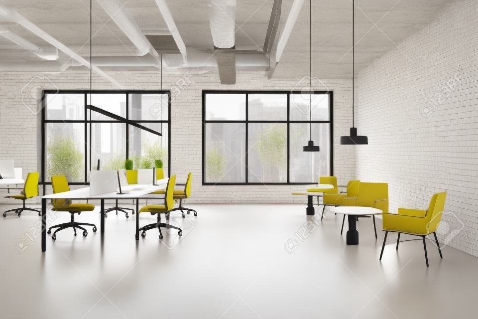 Interior do moderno escritório de espaço aberto em estilo industrial com paredes brancas, piso de concreto, mesas de computador longas com cadeiras e área de lounge com poltronas e mesas de café.