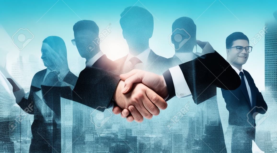 Gros plan sur deux hommes d'affaires se serrant la main avec une double exposition de gens d'affaires dans une ville abstraite. Accord commercial et concept de partenariat. Image tonique