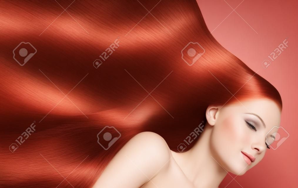 一個年輕漂亮的女人飄逸的紅頭髮有光澤，髮型，隔絕在白色背景，健康的直發特寫肖像