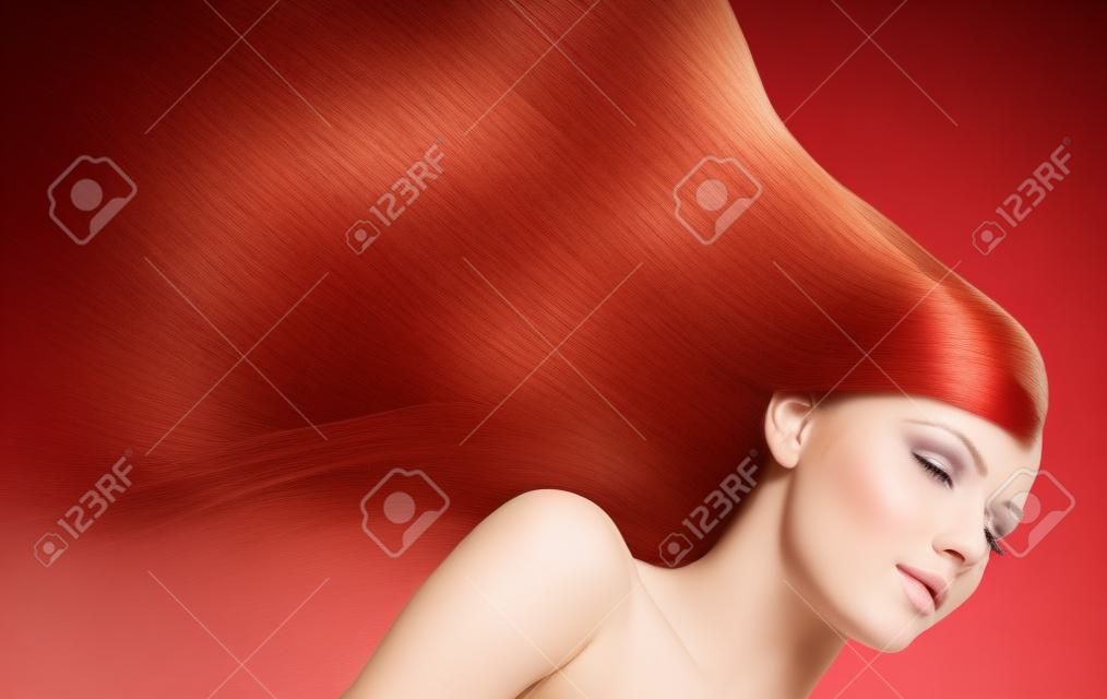 close-up portret van een mooie jonge vrouw met elegant lang rood glanzend haar, kapsel, geïsoleerd op witte achtergrond, gezond recht haar