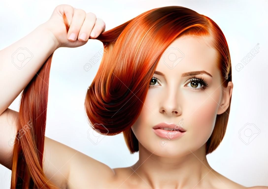 capelli rossi, giovane e bella donna dai capelli rossi con lunghi lucidi capelli, acconciatura