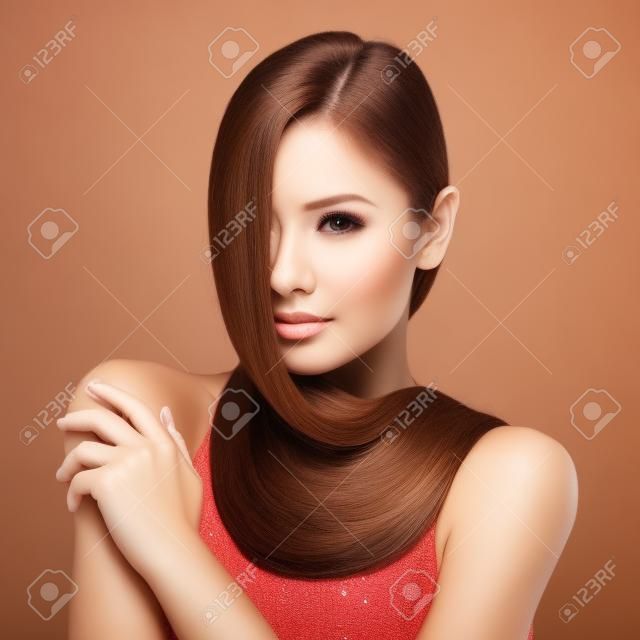 Mulher com beleza longo cabelo castanho