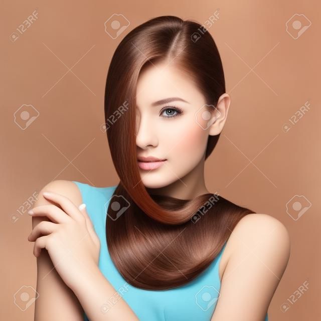 Mujer con la belleza del cabello largo y castaño