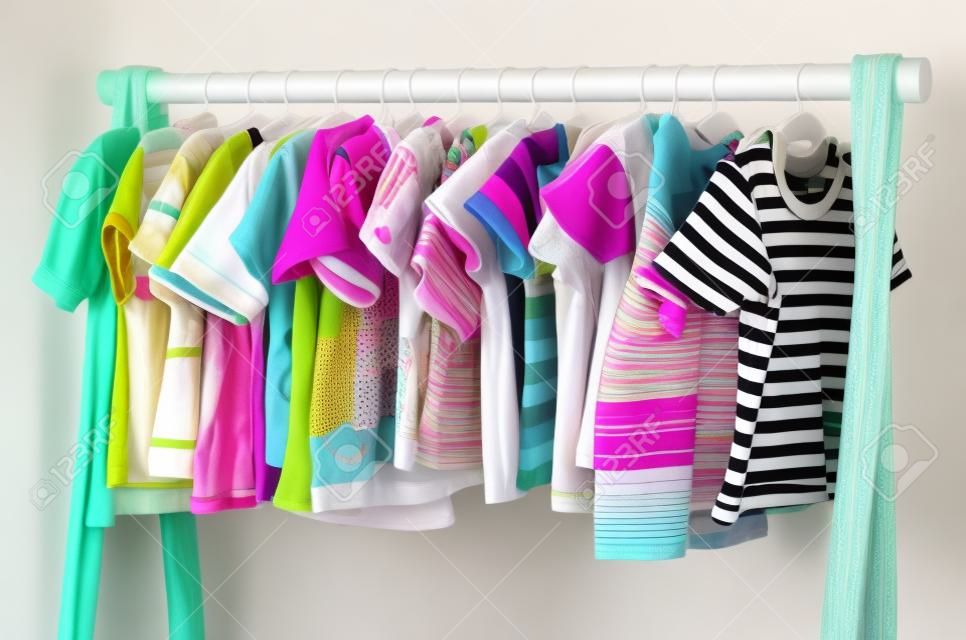 修整衣櫃裡的衣服安排在新生兒，兒童，幼兒，嬰兒全套clothes.Many T卹，褲子，襯衫，女式襯衫，onesie掛的hangers.Colorful衣櫥
