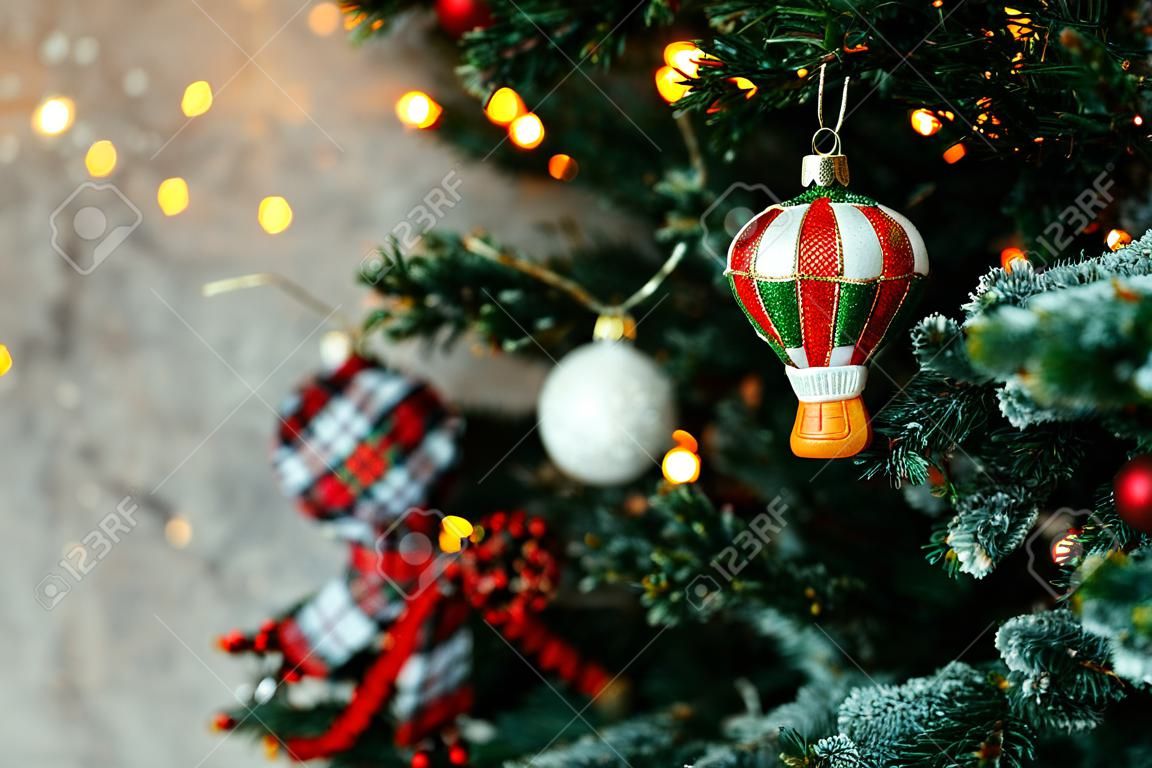 Kerstballen en decoraties op een prachtige kerstboom.