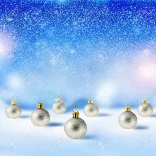 Diseño creativo hecho de decoración chuchería de Navidad en la nieve. Fondo de vacaciones.