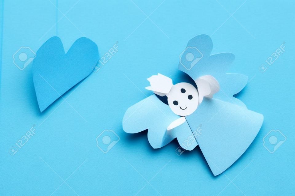 Ange livreur de jouets et de coeur sur un fond bleu